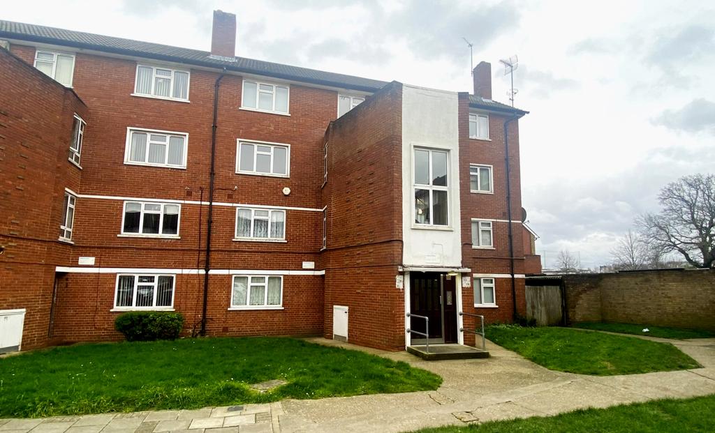 Spacious split level flat with garden and storage