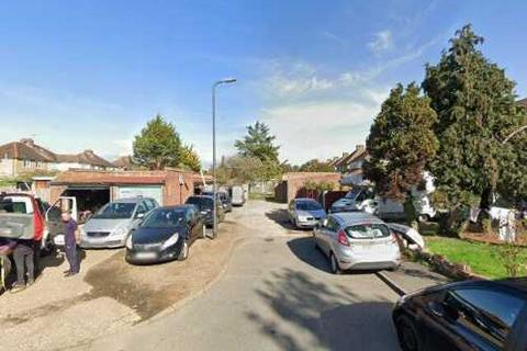 Garage to rent, Stoke Poges Lane, Slough SL1