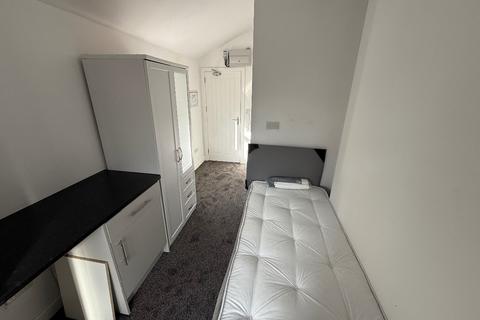1 bedroom in a house share to rent, Room 2,10a Abbey Road, Smethwick