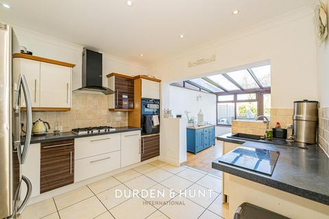 4 bedroom end of terrace house for sale, Harwood Avenue, Hornchurch, RM11