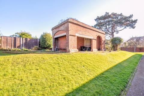 2 bedroom apartment for sale, Louise Close, Walton on the Naze, Essex