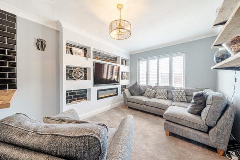 2 bedroom apartment for sale, Louise Close, Walton on the Naze, Essex