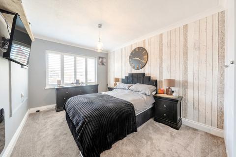 2 bedroom apartment for sale, Louise Close, Walton on the Naze, Essex