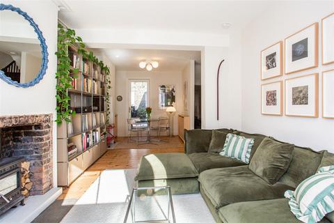 25 Arrow Road, London, E3 3HE