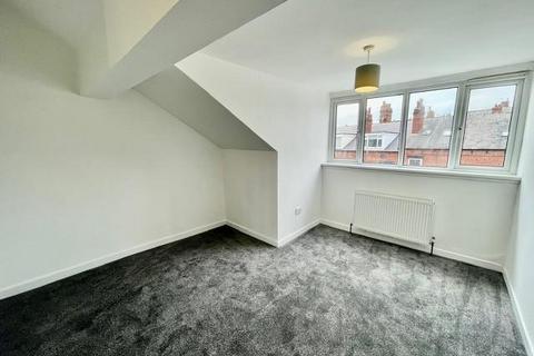 3 bedroom terraced house to rent, Beechwood View, Leeds LS4