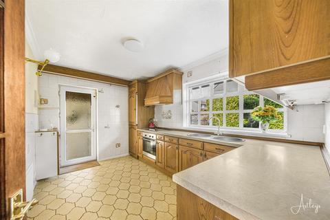 3 bedroom detached bungalow for sale, Vale View, Neath