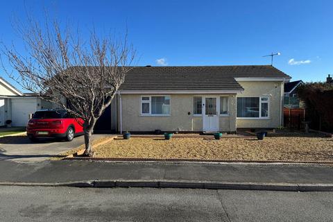 4 bedroom detached bungalow for sale, Glantraeth Estate, Valley, LL65