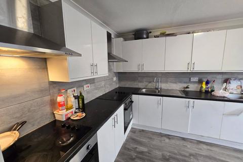 18 Bosanquet Close, Uxbridge, UB8 3PE