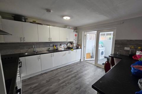 18 Bosanquet Close, Uxbridge, UB8 3PE