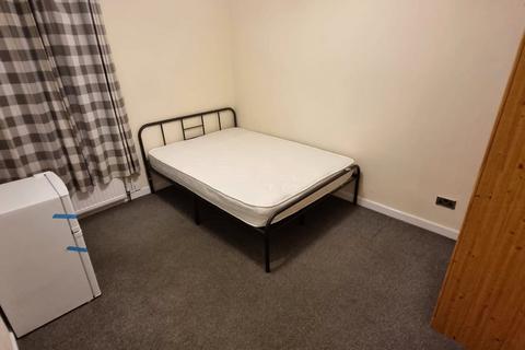 18 Bosanquet Close, Uxbridge, UB8 3PE