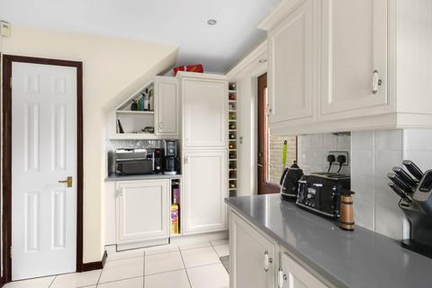 27 Bishops Drive, Wokingham, RG40 1WA
