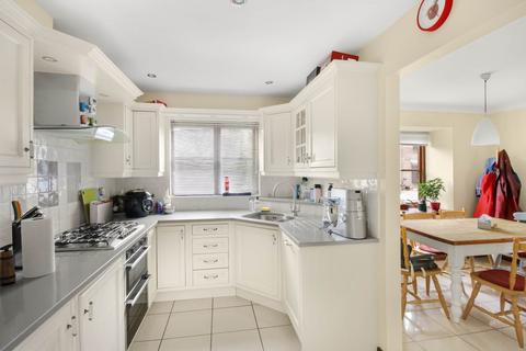 27 Bishops Drive, Wokingham, RG40 1WA