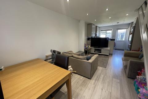 2 bedroom terraced house to rent, Amanda Close, Chigwell IG7