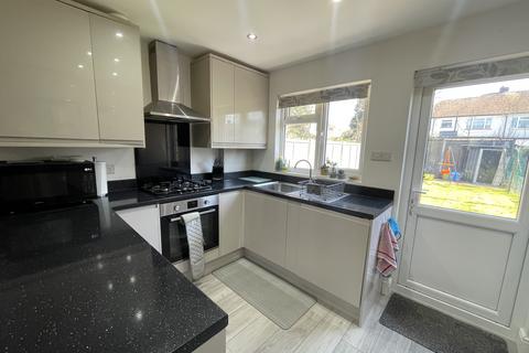 2 bedroom terraced house to rent, Amanda Close, Chigwell IG7