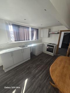 2 bedroom flat to rent, 329c Roundhay Road , Leeds, LS8 4ht