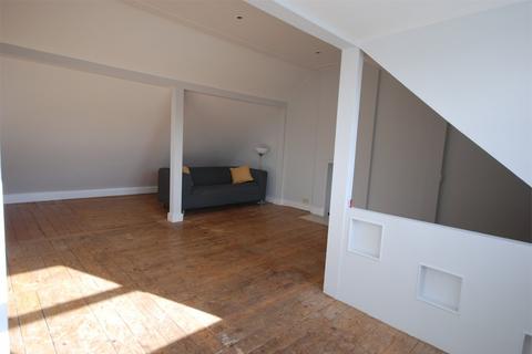 3 bedroom apartment to rent, Barcombe Avenue, Streatham Hill SW2