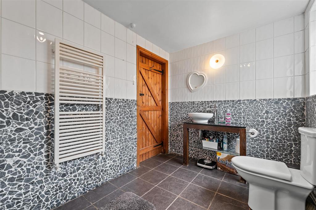 Ground floor wet/cloak room
