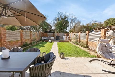 25 Colburn Way, Sutton, SM1 3AU