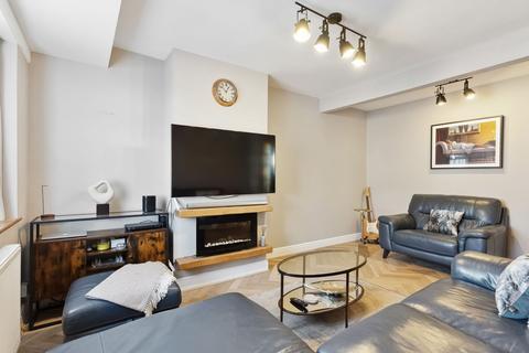 25 Colburn Way, Sutton, SM1 3AU