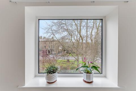 2 bedroom flat for sale, Parish Ghyll Road, Ilkley, West Yorkshire, LS29