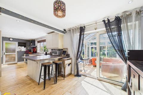 4 bedroom detached house for sale, Chipperfield Park Road, Bloxham OX15