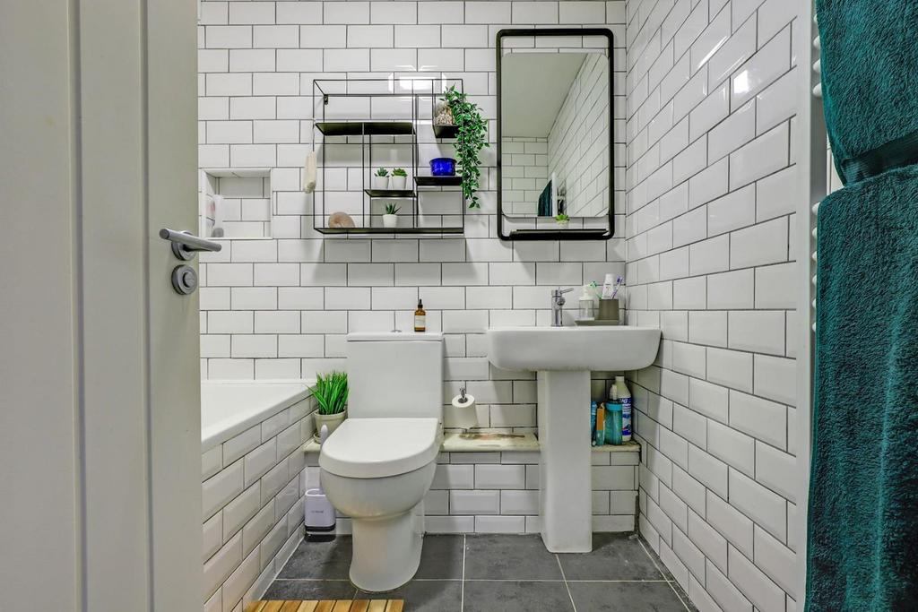 10-1ea4 JHProp Wpen - 2 Capel Court - 28-medium.jpg
