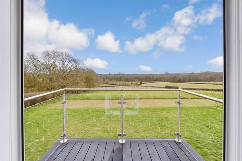 4 bedroom end of terrace house for sale, Ryeland Drive, Ashford, Kent