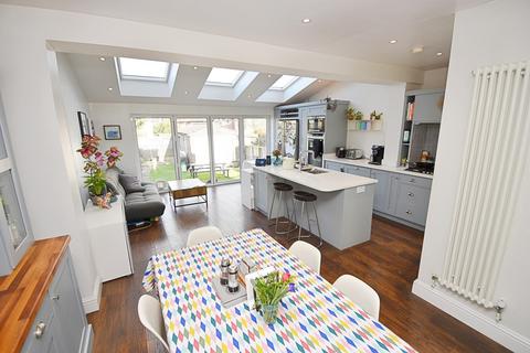 10 Brookhouse Gardens, London, E4 6LZ