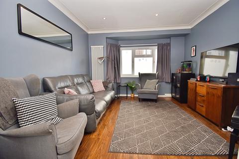 10 Brookhouse Gardens, London, E4 6LZ