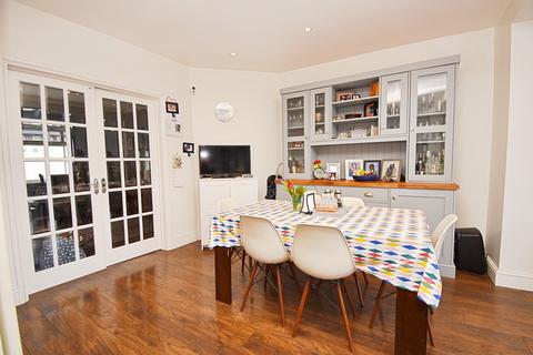 10 Brookhouse Gardens, London, E4 6LZ