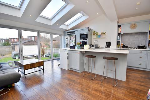 10 Brookhouse Gardens, London, E4 6LZ