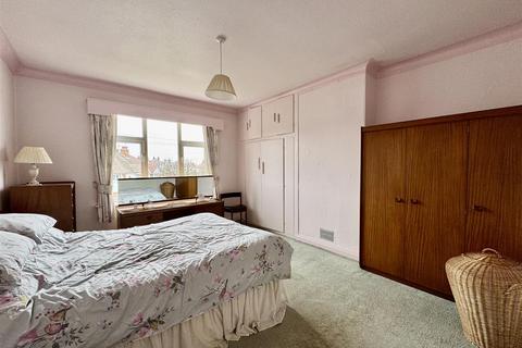 3 bedroom semi-detached house for sale, Benomley Road, Almondbury, Huddersfield, HD5 8LS