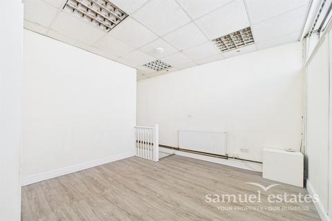 Studio to rent, High Street, London, SE25