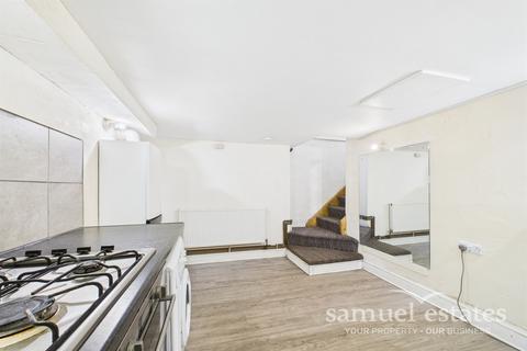 Studio to rent, High Street, London, SE25