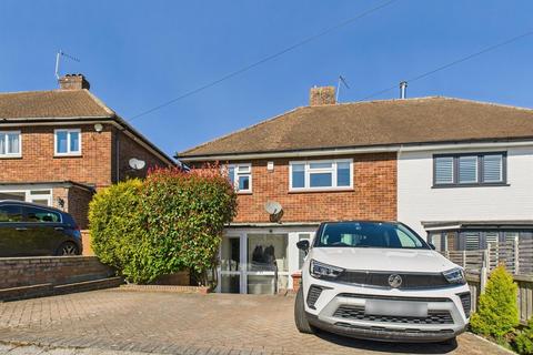 69 Maple Way, Coulsdon, CR5 3RP