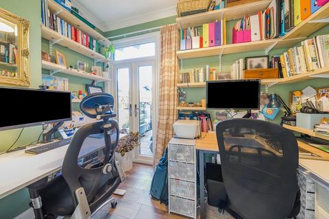 27 Chaffinch Road, Beckenham, BR3 4LT
