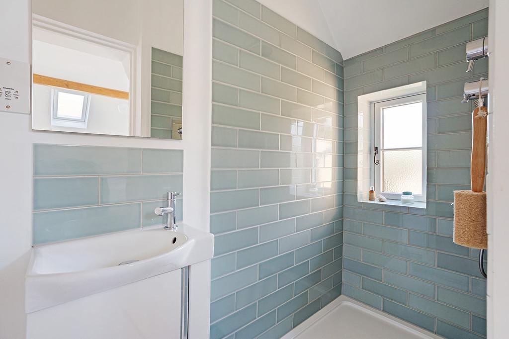 Ensuite to bedroom 1