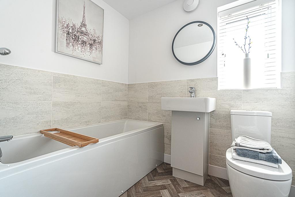 21 Citrine Main Bath QT