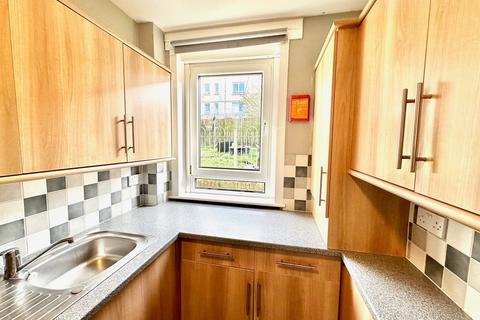 3 bedroom flat to rent, Granton Medway, Edinburgh EH5