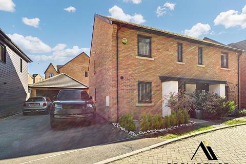 3 bedroom semi-detached house for sale, Mulligan Way, Basingstoke RG24