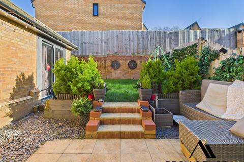 3 bedroom semi-detached house for sale, Mulligan Way, Basingstoke RG24