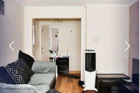 2 bedroom flat to rent, Waterside close, London IG11