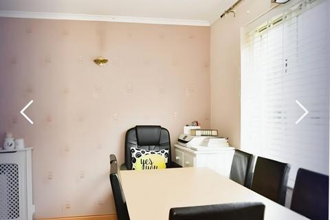 2 bedroom flat to rent, Waterside close, London IG11