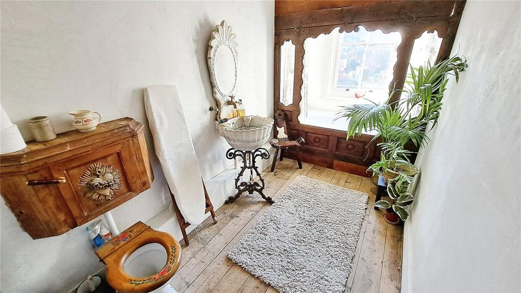 Communal Bathroom/Wc