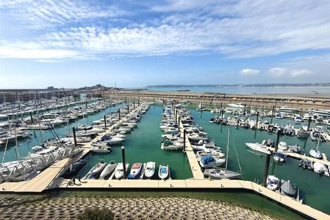 Newly redecorated 2 bed apt overlooking the marina!