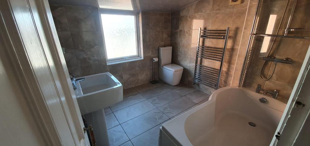 Bathroom 2.jpg