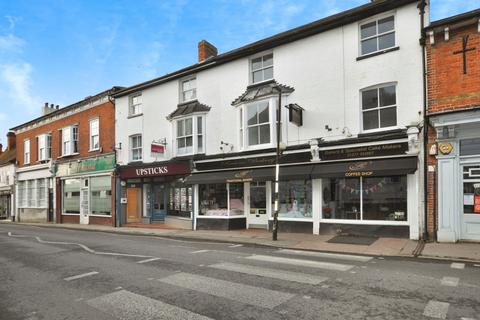 2 bedroom flat to rent, High Street, Ingatestone, Essex