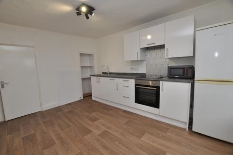 2 bedroom flat to rent, High Street, Ingatestone, Essex