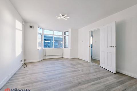 2 bedroom flat to rent, Great North Way, London NW4