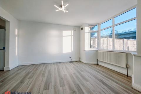2 bedroom flat to rent, Great North Way, London NW4